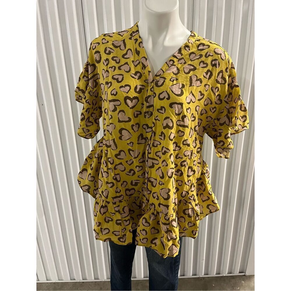 Easel nwt button up heart leopard pattern top